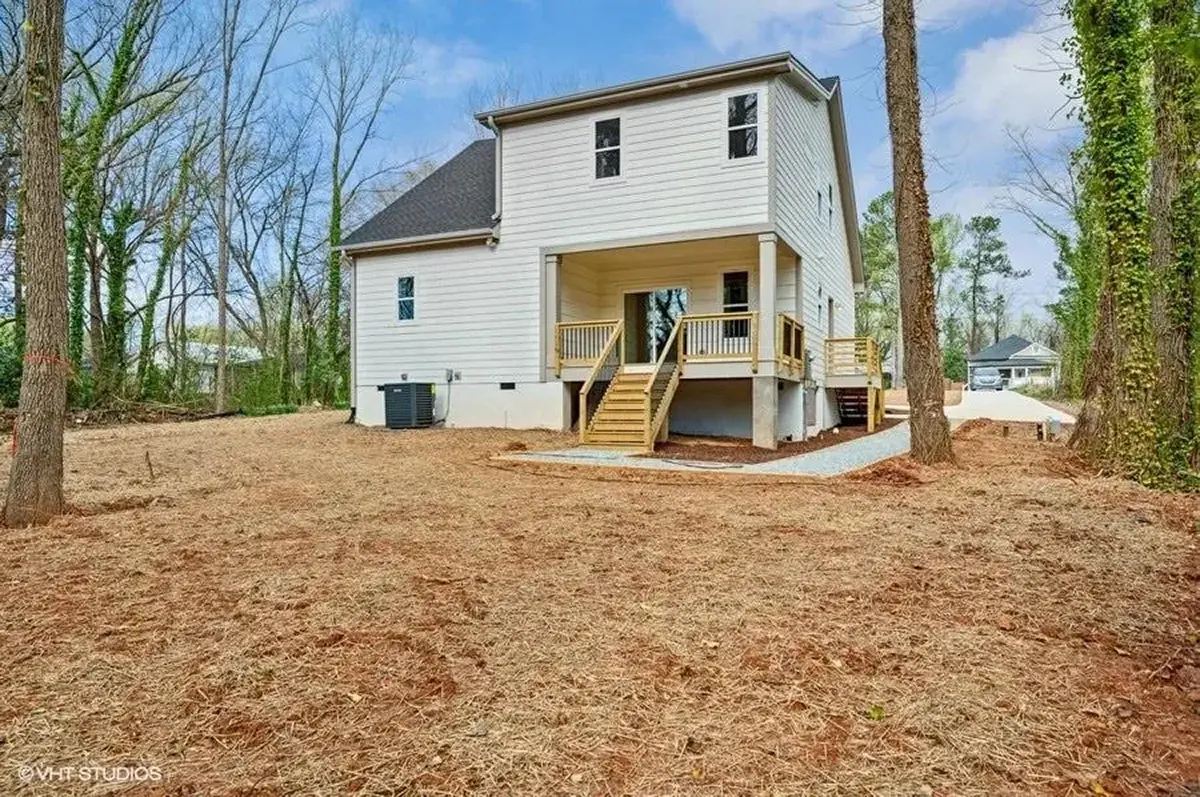 Actual Photos of House 17 – 1.5-Story House Plan 1945 ft²: 4 Beds, 3.5 Baths, Open Floor Plan, without Garage — 89622R