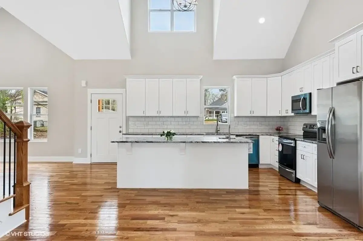 Interior 8 – 1.5-Story House Plan 1945 ft²: 4 Beds, 3.5 Baths, Open Floor Plan, without Garage — 89622R