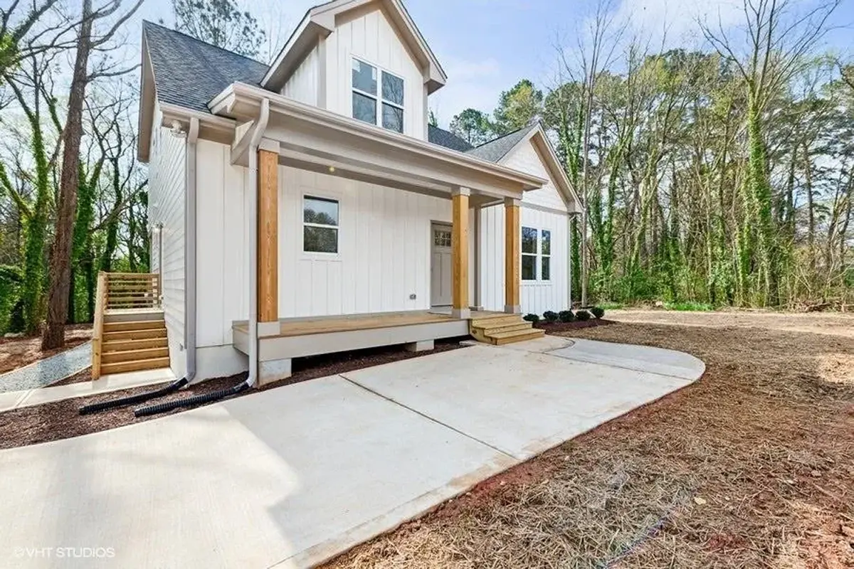 Actual Photos of House 12 – 1.5-Story House Plan 1945 ft²: 4 Beds, 3.5 Baths, Open Floor Plan, without Garage — 89622R