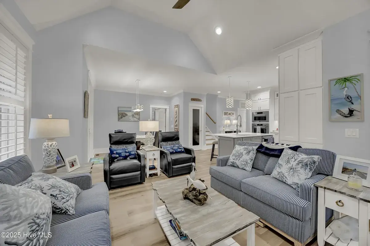 Interior 11 – 1.5-Story House Plan 1695 ft²: 4 Beds, 3.5 Baths, without Garage — 82275R
