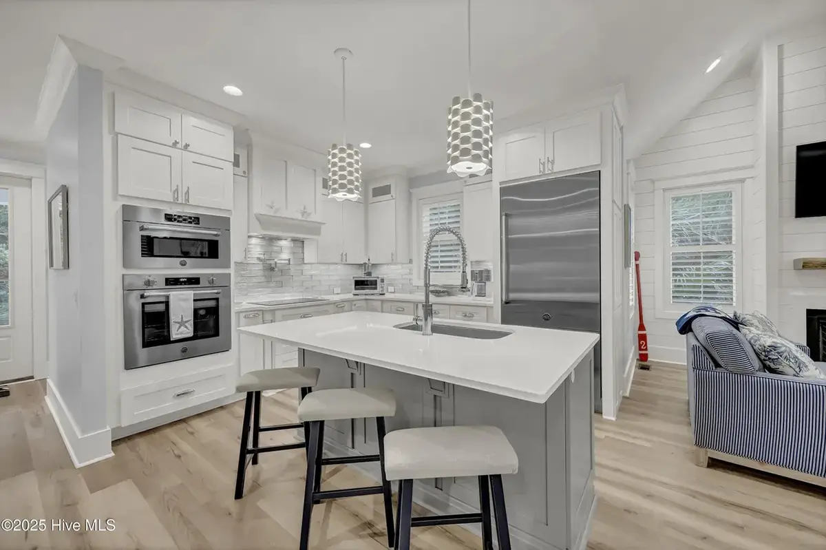 Interior 10 – 1.5-Story House Plan 1695 ft²: 4 Beds, 3.5 Baths, without Garage — 82275R
