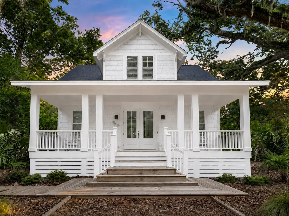 Main Images 2 – 1.5-Story House Plan 1695 ft²: 4 Beds, 3.5 Baths, without Garage — 82275R