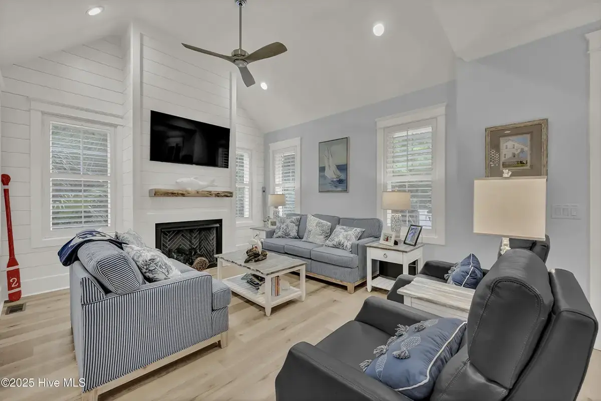 Interior 12 – 1.5-Story House Plan 1695 ft²: 4 Beds, 3.5 Baths, without Garage — 82275R