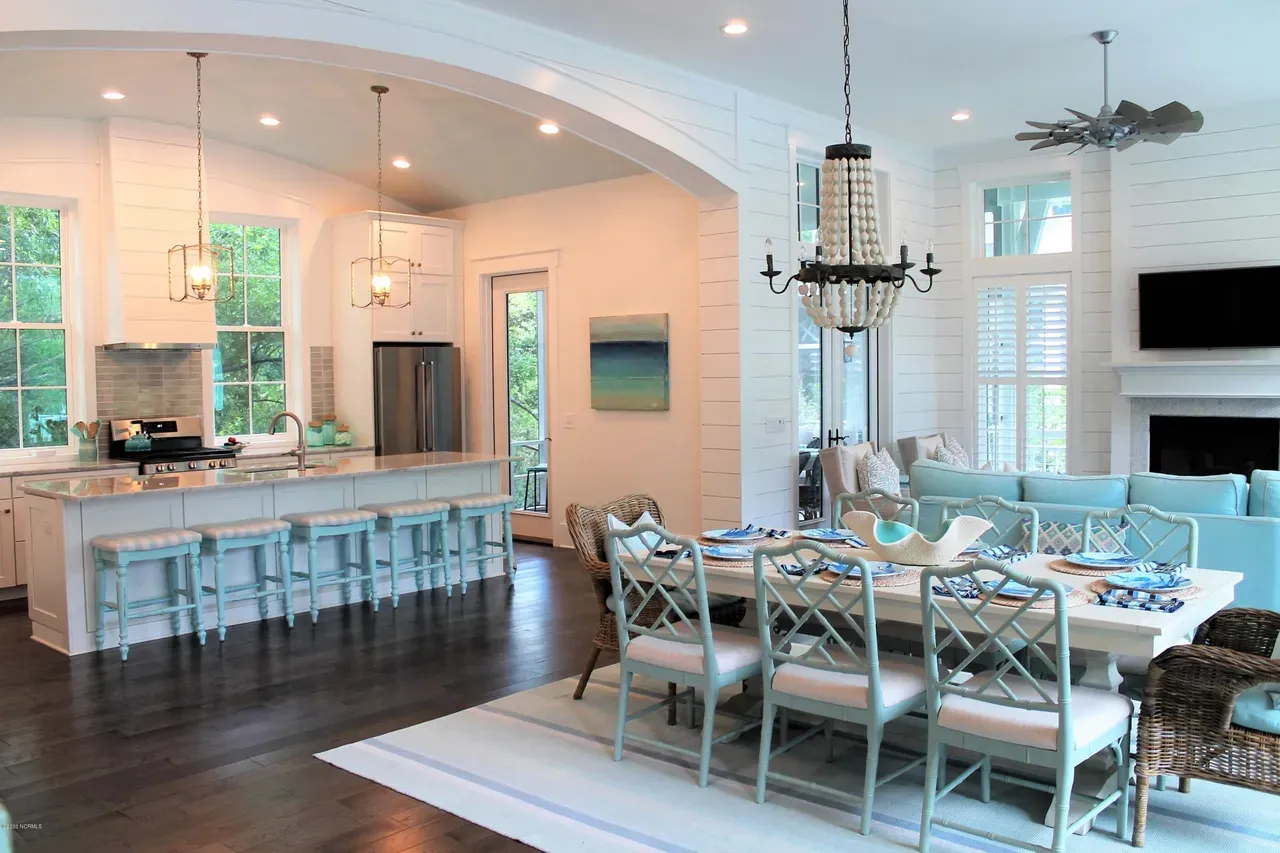 Interior 2 – 1.5-Story House Plan 2505 ft²: 4 Beds, 4.5 Baths, Open Floor Plan, 2-Car Garage — 67118R
