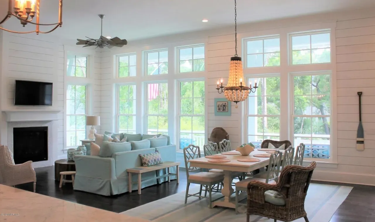 Interior 5 – 1.5-Story House Plan 2505 ft²: 4 Beds, 4.5 Baths, Open Floor Plan, 2-Car Garage — 67118R