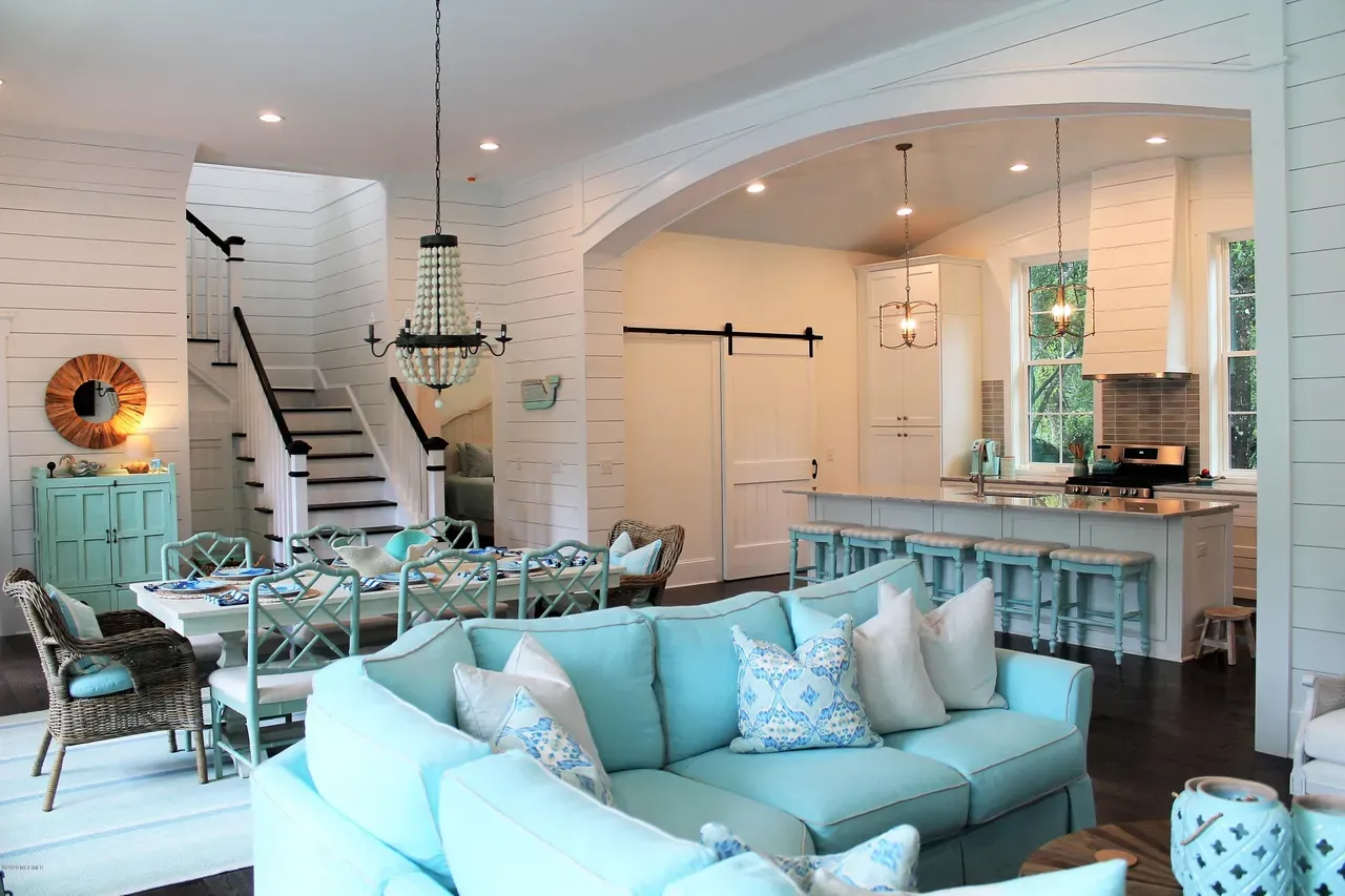 Interior 7 – 1.5-Story House Plan 2505 ft²: 4 Beds, 4.5 Baths, Open Floor Plan, 2-Car Garage — 67118R