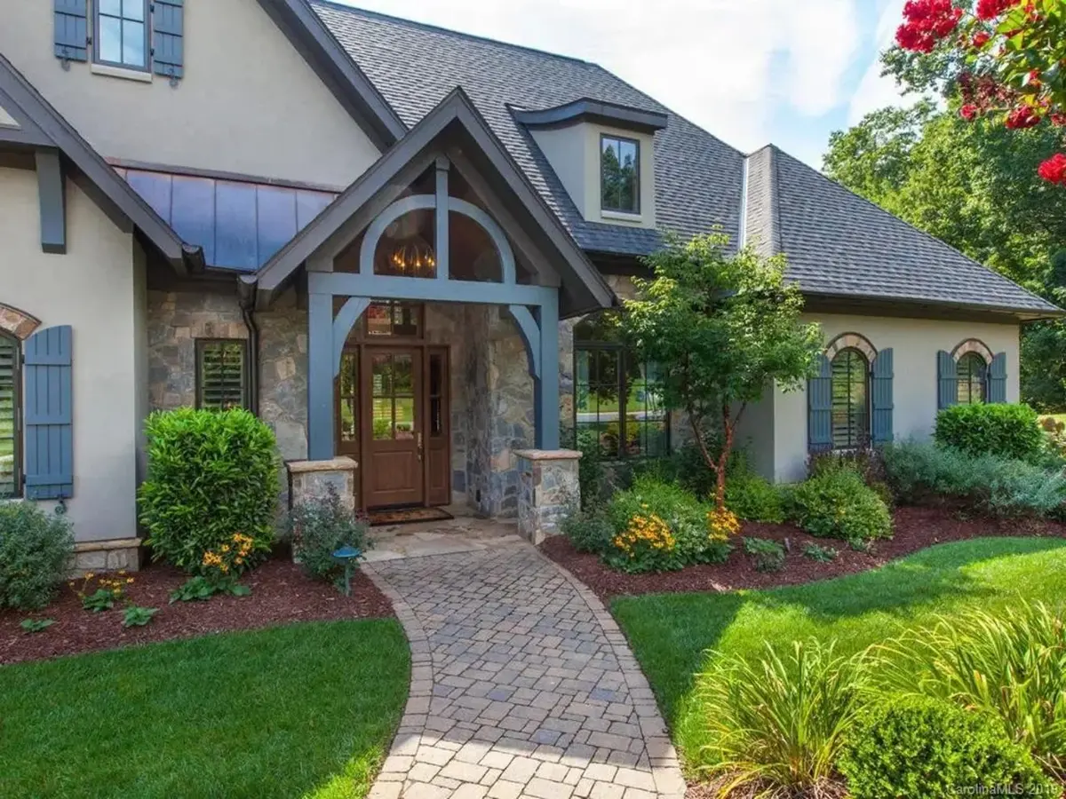 1-Story House Plan 2764 ft²: 2 Beds, Home Office, 3.5 Baths, Open Floor Plan, 2-Car Garage