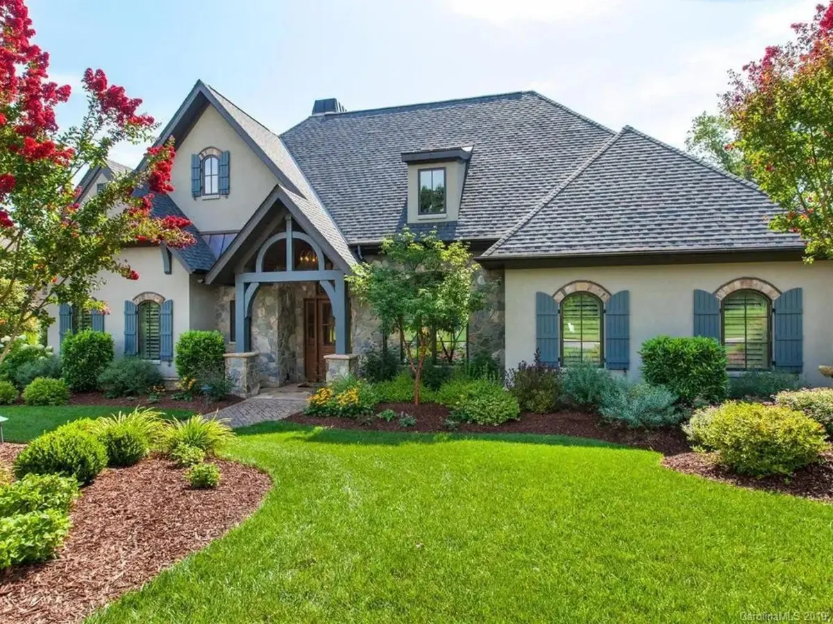 1-Story House Plan 2764 ft²: 2 Beds, Home Office, 3.5 Baths, Open Floor Plan, 2-Car Garage