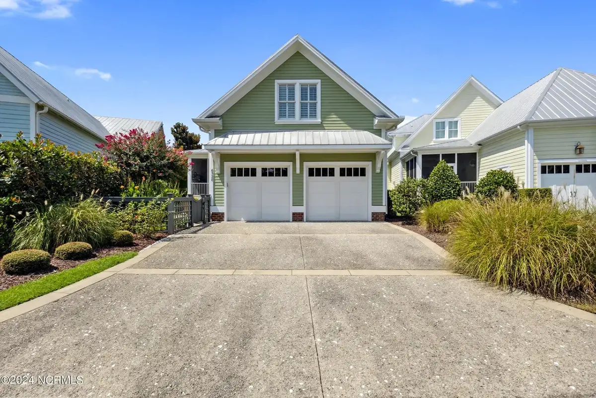 1.5-Story House Plan 1916 ft²: 4 Beds, 3 Baths, 2-Car Garage
