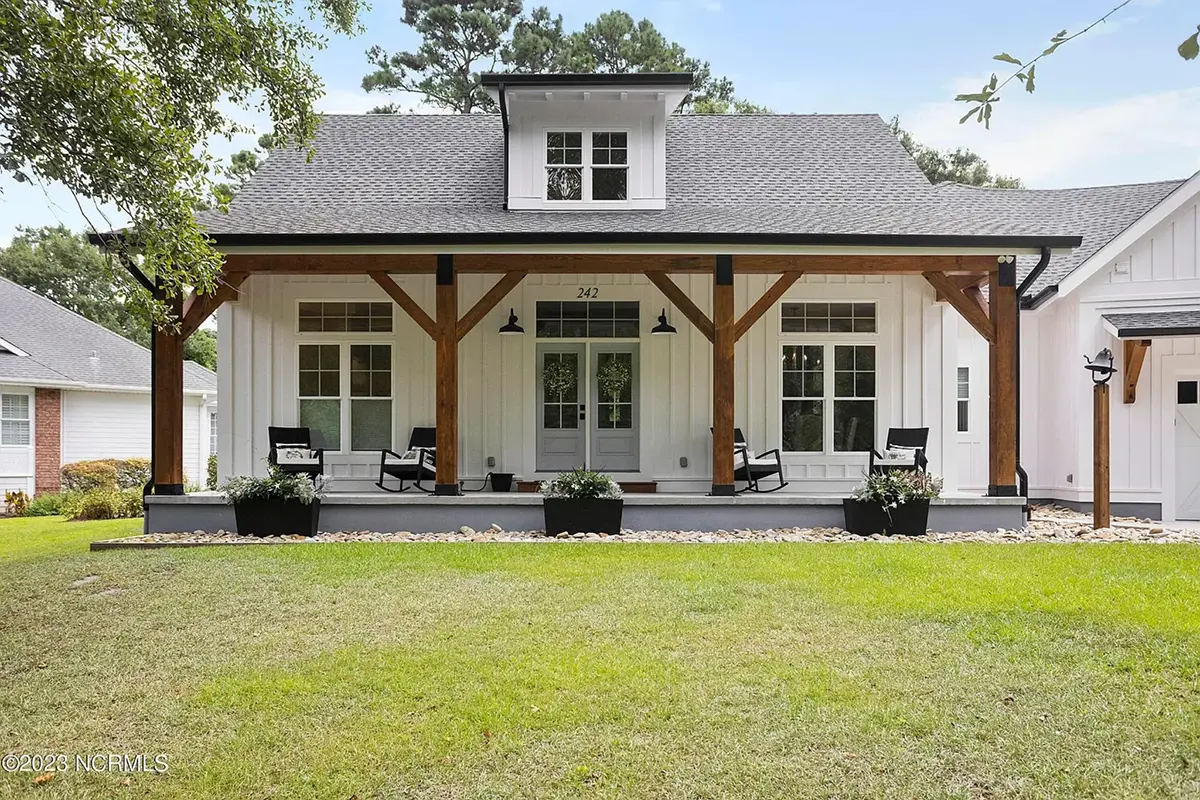 1.5-Story House Plan 3375 ft²: 3 Beds, 3.5 Baths, Open Floor Plan, 2-Car Garage