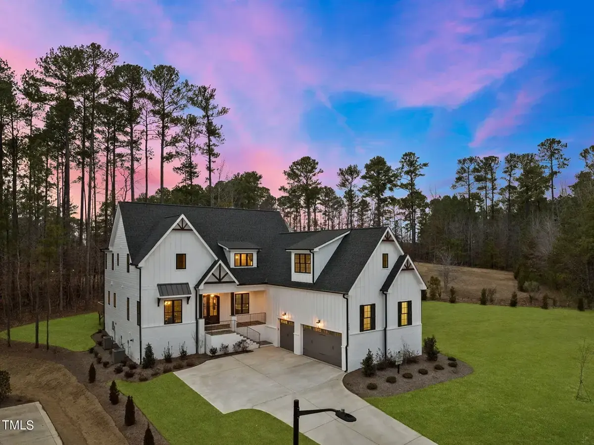 1.5-Story House Plan 4579 ft²: 4 Beds, 3.5 Baths, Open Floor Plan, 3-Car Garage