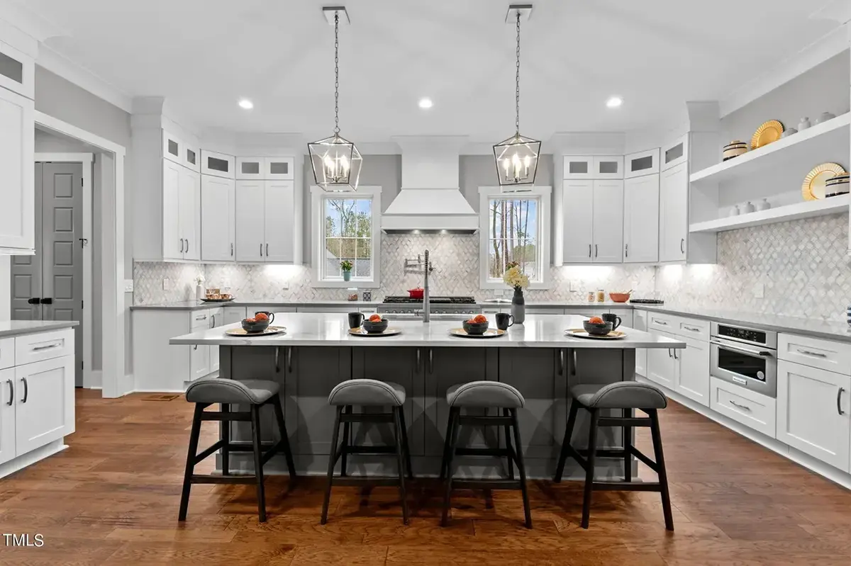 1.5-Story House Plan 4579 ft²: 4 Beds, 3.5 Baths, Open Floor Plan, 3-Car Garage