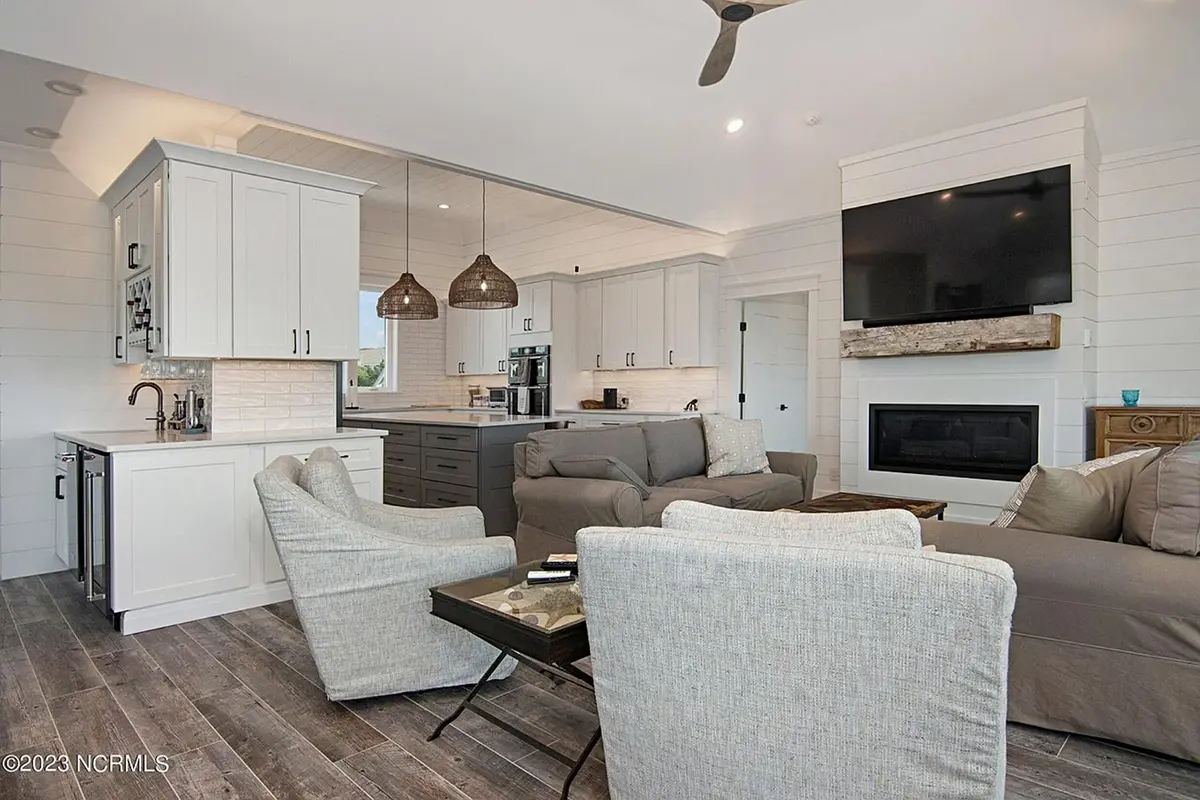 Interior 17 – 2-Story House Plan 2966 ft²: 4 Beds, 4.5 Baths, 3-Car Garage — 10386R