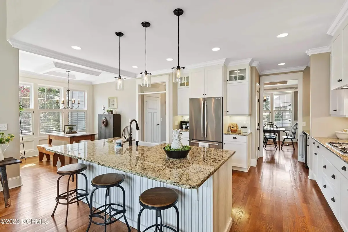 Interior 10 – 1.5-Story House Plan 2663 ft²: 3 Beds, 4 Baths, Open Floor Plan, 2-Car Garage — 94736R